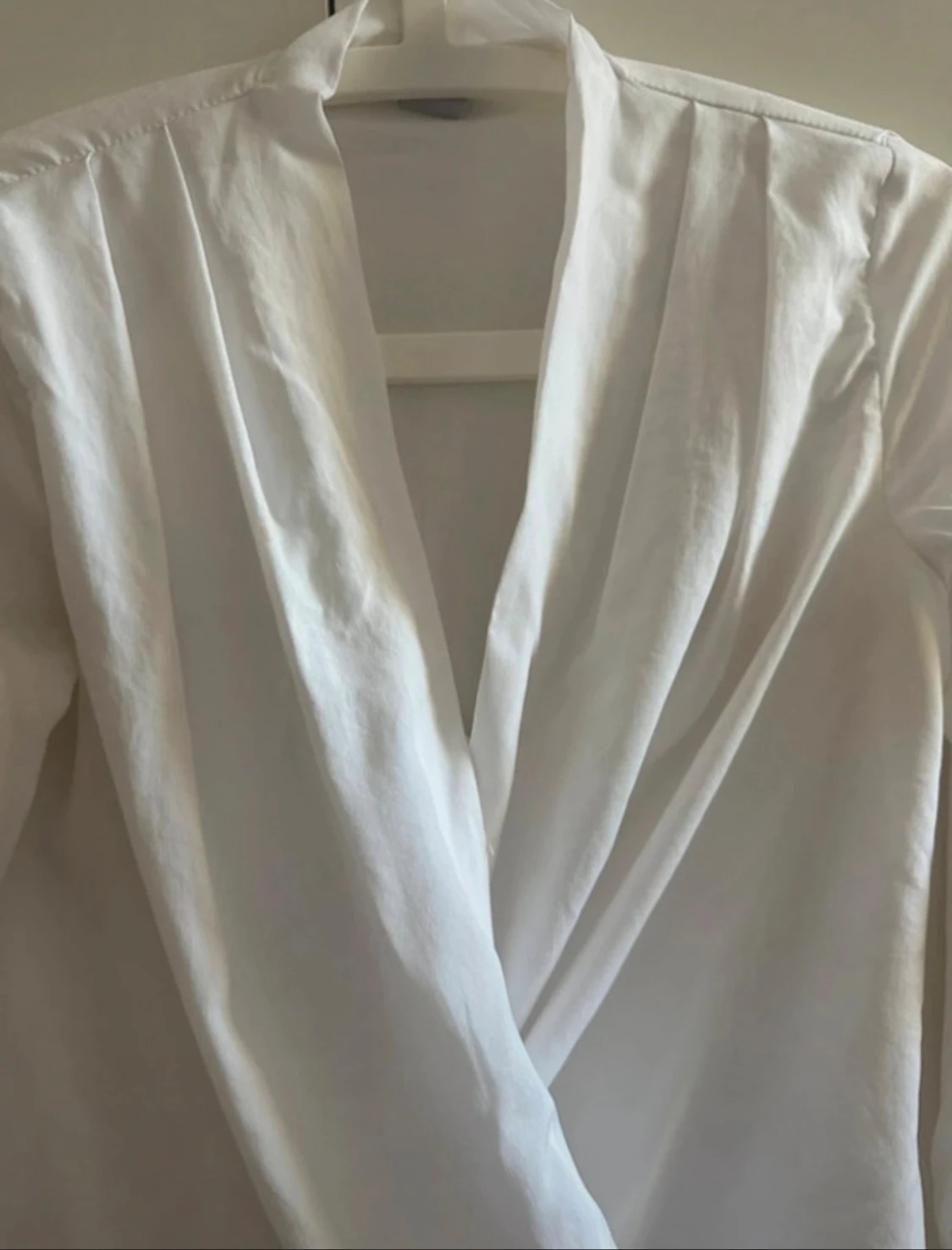 Vit omlottblus med v-ringning från H&M - 1