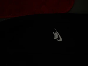 Svarta mjukisbyxor från Nike, storlek M - Svarta mjukisbyxor från Nike med klassisk logga broderad på vänster lår. Byxorna har elastisk midja och är tillverkade i mjukt bomullsmaterial som är skönt mot huden. Passformen är loose och modellen är rak nedtill. Perfekta för chill eller träning.