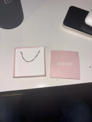 Silverfärgat halsband från ur&pen - Stilrent halsband i äkta silver från ur&pen med klassisk kedjedesign. Levereras i en söt rosa ask med logga. Perfekt för dig som gillar minimalistiska smycken och vill ha något som funkar till många olika looks. 40cm