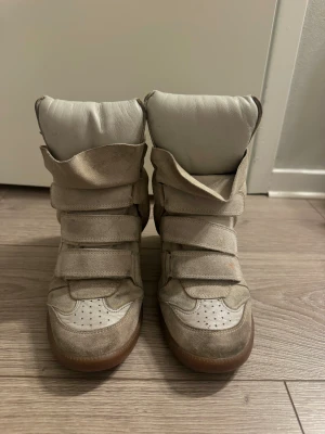Isabel Marant Skor  - Säljer ett par beige skor från Isabel Marant. De är väl använda vilket man kan se på den beiga färgen, men inget som syns från långt håll. Används ej längre och är i Strl 36. Kommer med originalkartong och dustbags! 😇