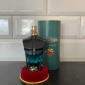 Jean Paul Gaultier Le Beau Le parfum - Säljer en Jean Paul Gaultier. Le Beau Le Parfum Intense, 75 ml. Är knappt använd skriv för att diskutera priser eller frågor!