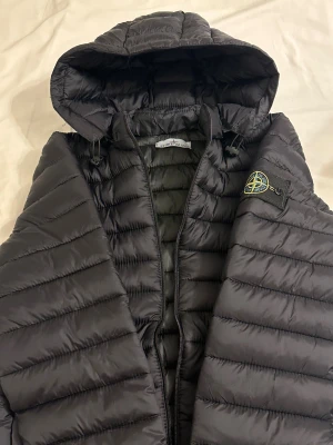 Stone island jacka - Riktigt fräsch och snygg jacka som e varm och härlig nu till vintern. Det är en storlek smal så om due runt 175 så är den perfekt för dig.  Pris inte riktigt hugget i sten så kom med prisförslag. mer info priv