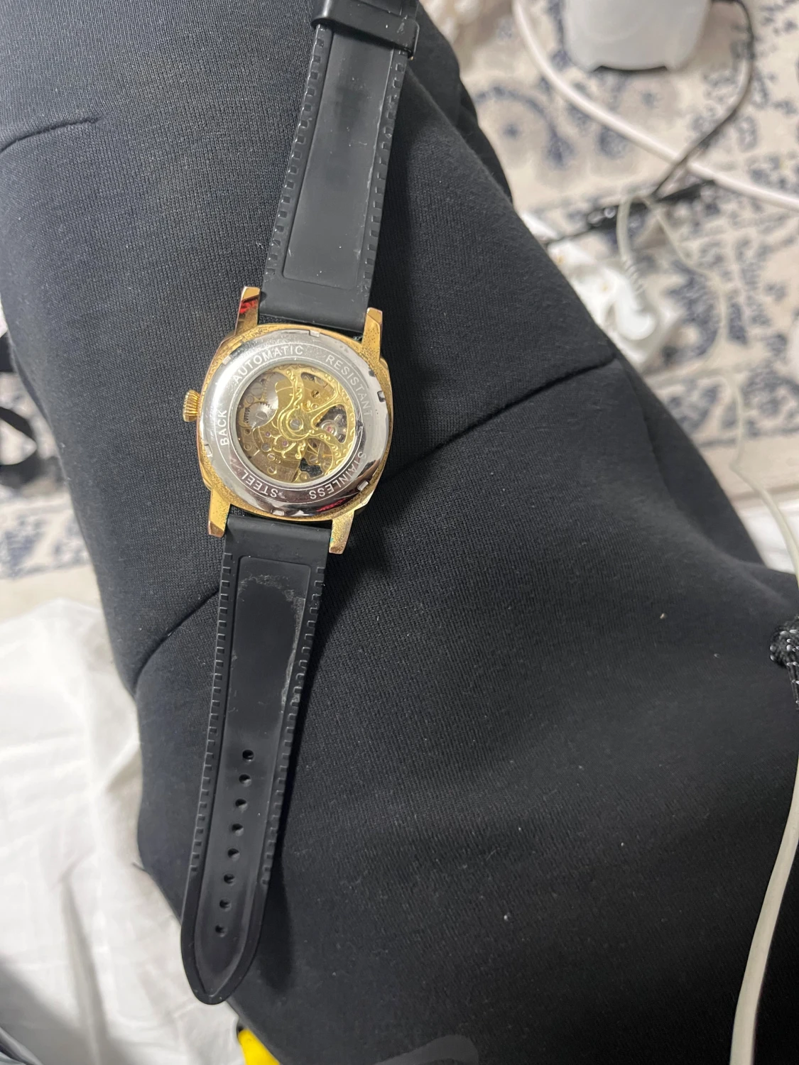 Automatisk guldig klocka med svart band - 2