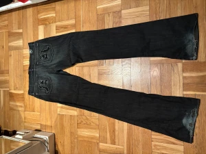 Rock & Republic svarta bootcut jeans - Svarta jeans från Rock & Republic bootcut low waisted 