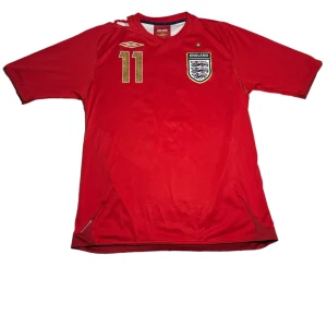 England bortatröja 2006-2008 - En vintage tröja från tidigt 00tal i mycket bra skick, förutom att en tråd har släppt bak på tröjan. Tröjan är äkta!
