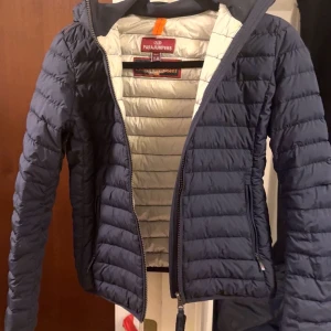 Parajumper jacka - Parajumper jacka, lagat den (sista bilden) men inget man märker. Storlek 155 typ, köpt i norge för 4000kr