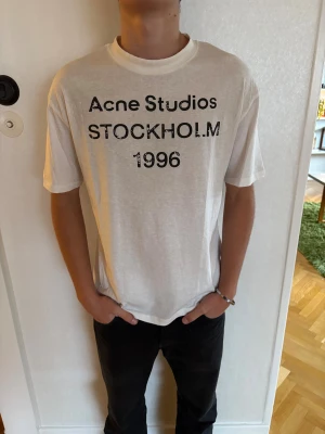 Acne t shirt  - Säljer denna acne studios t shirt. Modellen är 184. Skriv vid fler frågor och funderingar!
