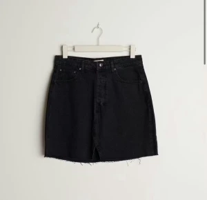 Svart jeanskjol  - Svart kort jeanskjol, helt ny! Nypris: 299 kr 