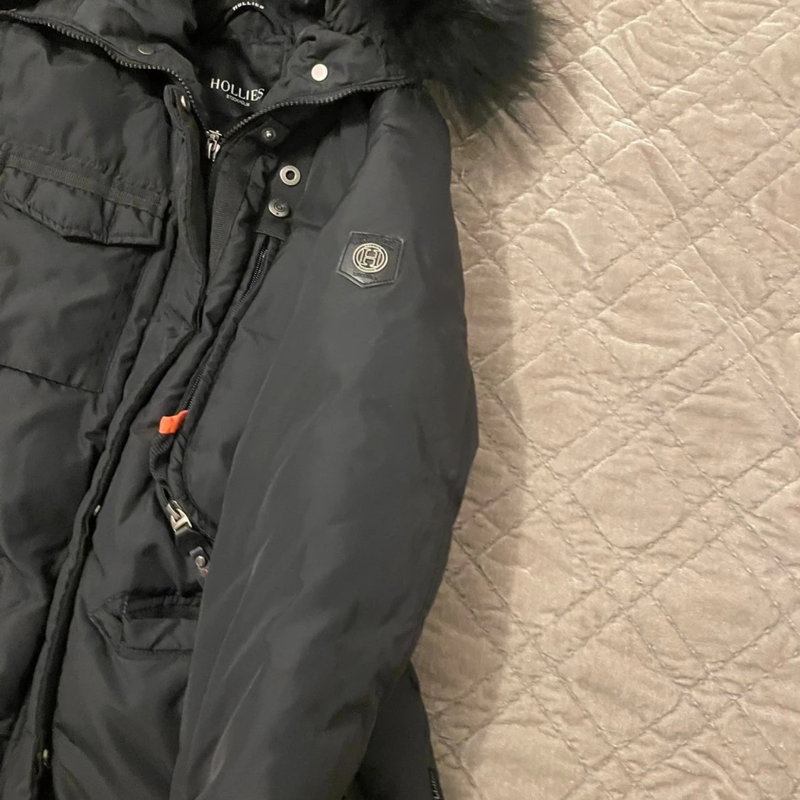 Svart dunjacka med päls från Hollies - 1