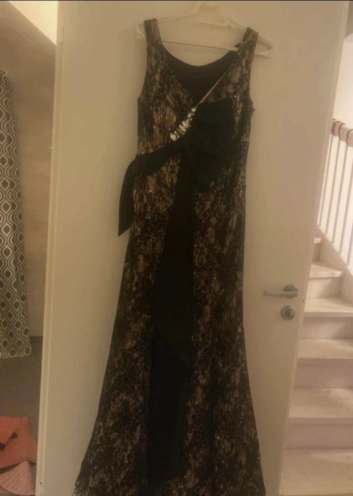 Svart långklänning med spets och rosett - 1