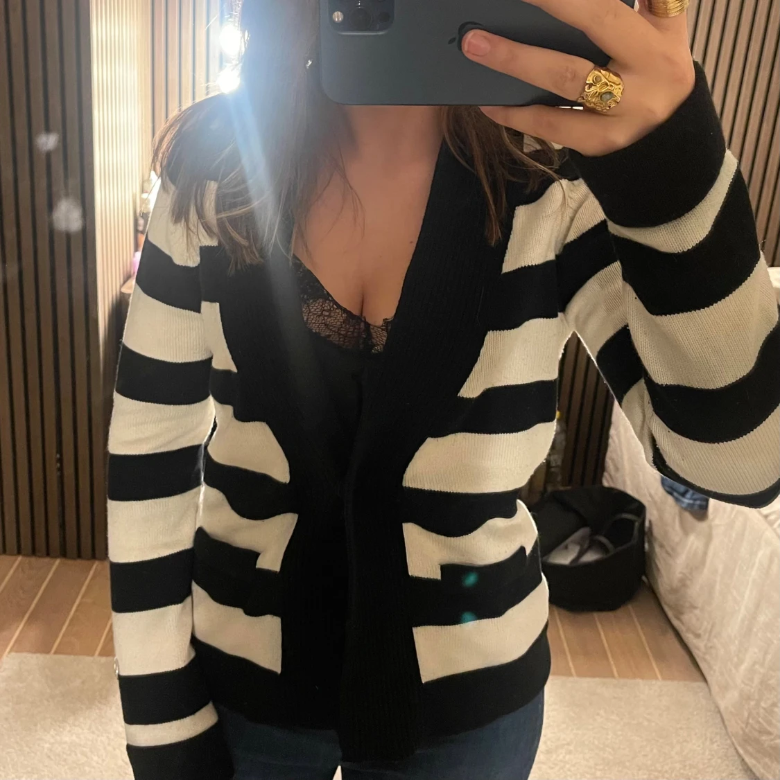 Svartvit randig kofta med v-ringning - 1