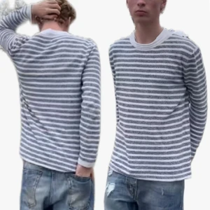 Randig Tröja - Säljer nu en sjukt snygg randig tröja vilket är ett typ av plagg som blivit väldigt eftertraktat!✌🏻🍁| Modellen bär samma tröja i en annan storlek | Fler bilder kommer på måndag 📸 | Hör av dig vid frågor!✌🏻👑