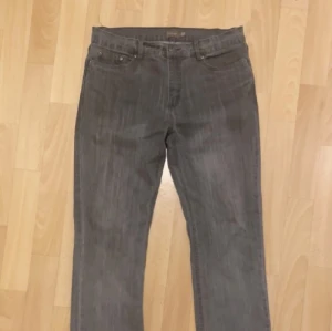 Gråa jeans - Ett par gråa jeans som jag aldrig använder, har gjort ett litet snitt längst ner för att dom ska bli lite mer bootcut