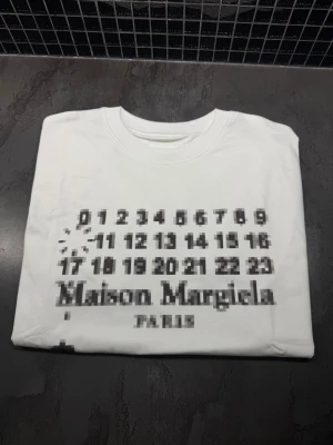 Maison Margiela vit t-shirt  - Väldigt unik Maison margiela t shirt storlek S men passar mer m 