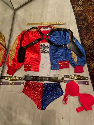 Harley Quinn Cosplay XS-S - Säljer ikoniska Harley Quinn outfiten. Den är nästan helt komplett så du behöver knappt köpa något separat🤷‍♀️ Shortsen är som exakta replicor av shortsen Margot Robbie använde i sin roll, låga i midjan. Perfekta för cosplay eller temafest. Bh i stl 75A. Bältet har tappat diamanten då jag gjorde den själv i hårt papper. Riktgt bra kvalitet och nästintill exakt som i filmen. Jackan är ej fodrad, både halsband och armbanden är justerbara. 