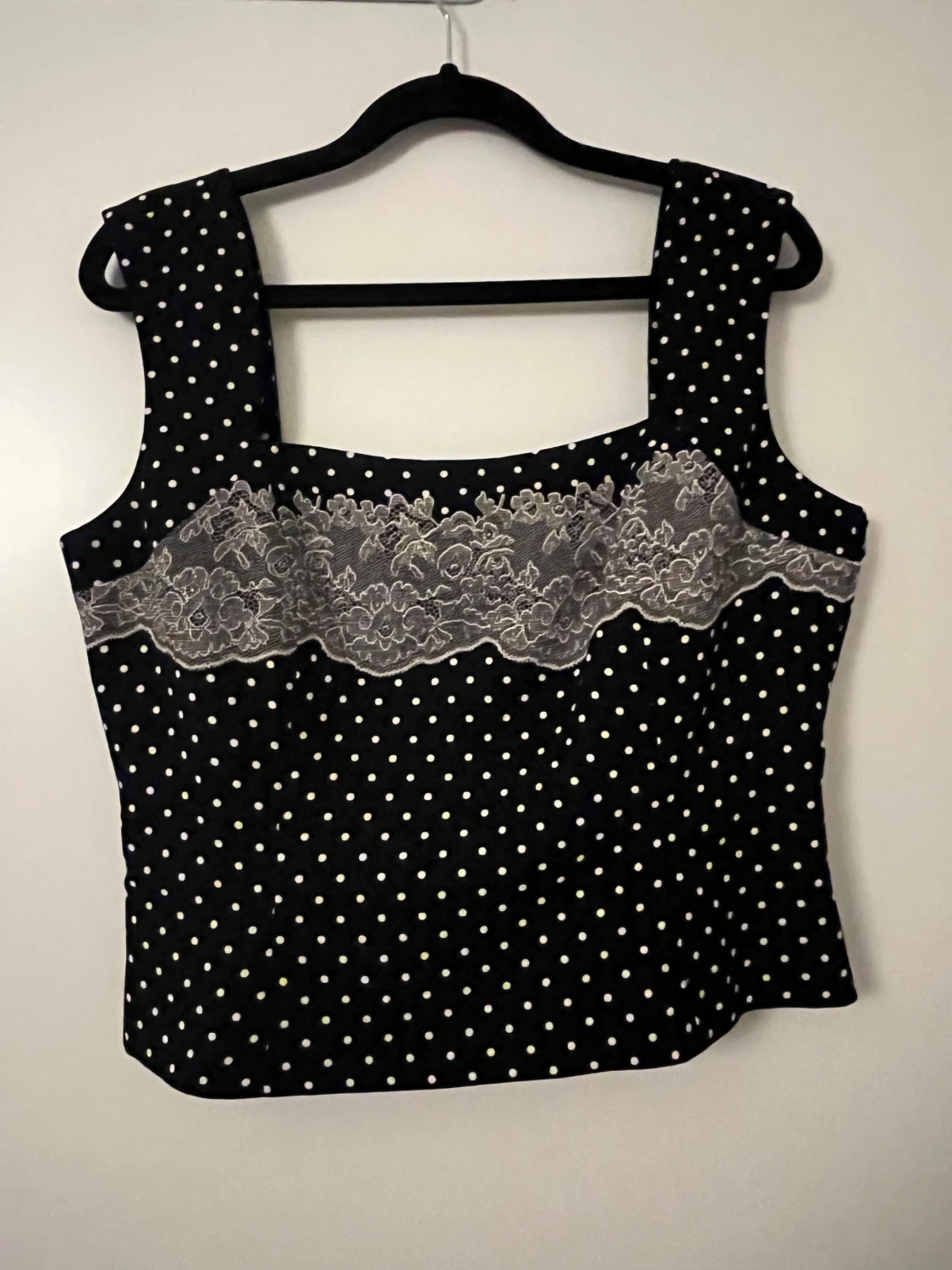 Svart prickig blus med spetsdetalj