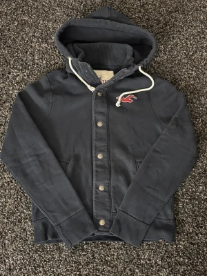 🔥 Hollister Cardigan – Sjukt Eftertraktad! - 🔥 Extremt eftertraktad Hollister-hoodie, stl L/M, skick 8/10 🔥 Black Week-REA! Passa på medan priset är sänkt – det här är en av Hollisters mest populära modeller och den dyker nästan aldrig upp. Sitter perfekt, sjukt snygg och funkar till ALLT.  Den här kommer försvinna direkt – folk brukar köpa såna här på sekunder. Först till kvarn. Köp nu innan någon annan hinner före!