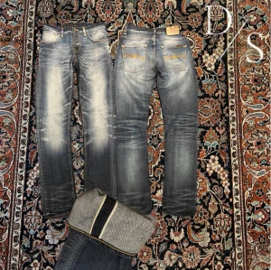 Selvedge nudie jeans  - För feta nudie Selvedge jeans! Dessa är modellen grim Tim, Simon replica. De är riktigt fina med en fin tvätt som tar tid att bygga upp! Dessa är extremt eftertraktade därav priset!  Mått: Midja: 38cm Längd: 101cm Benöppning: 16,5cm