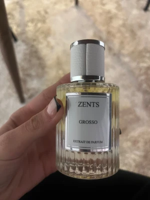 Zents Grosso Extrait de Parfum - Den är aldrig andvänd. Doftar sött, karamell och  choklad. Extrait de Parfum från Zents med namnet Grosso. Stilren flaska och exklusiv känsla – perfekt för dig som vill sticka ut med något unikt.