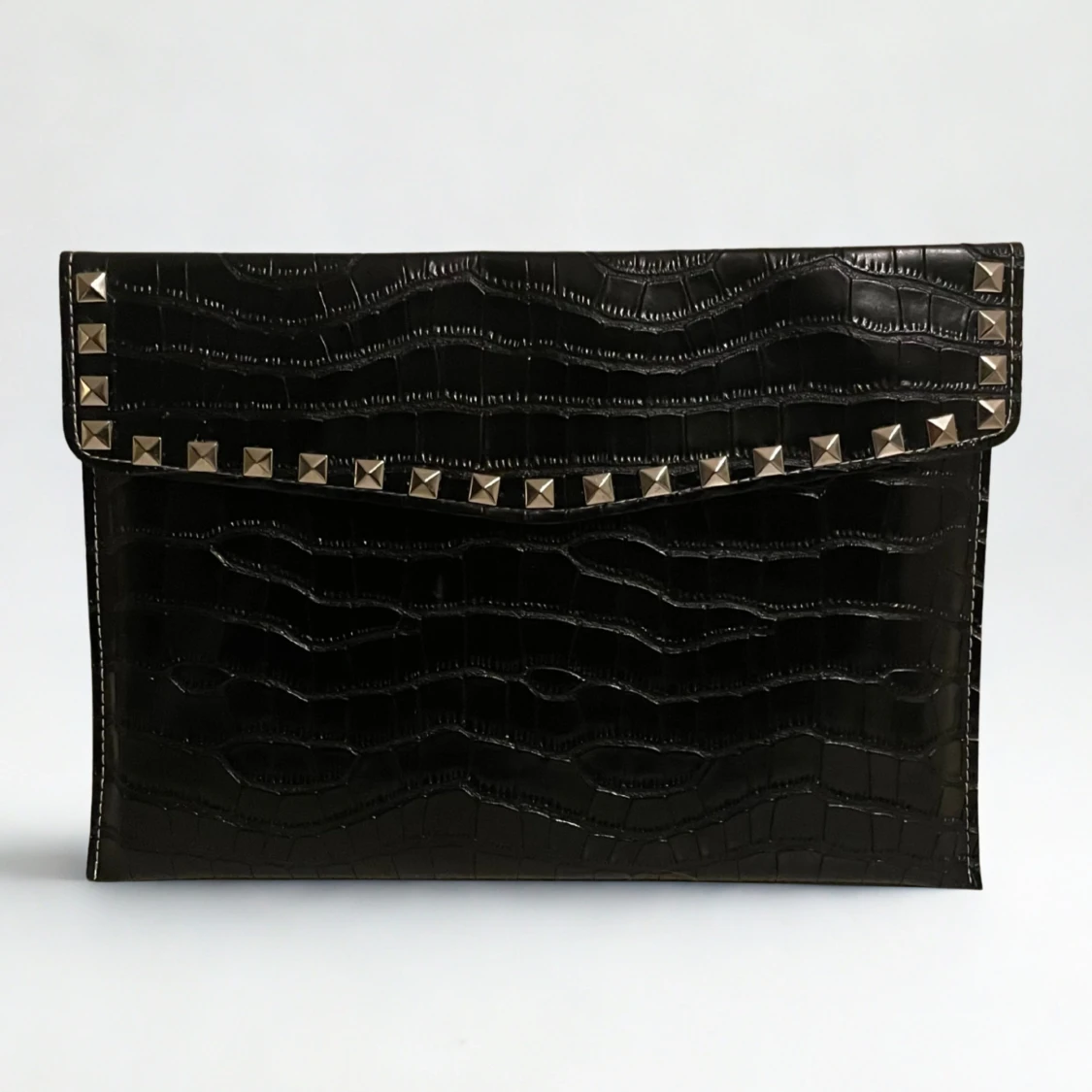 Dator fodral i krokodilimitation med silver nitar