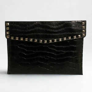 Dator fodral i krokodilimitation med silver nitar  - Black Friday! 🖤 Ta del av vårt erbjudande för endast 199 kr! NY PREMIUM KOLLEKTION🥂Ett stilrent datorfodral tillverkad av krokodilmönstrat veganskt läder, som är handgjort och egendesignat. Fodralet är tillverkat i ett vattentätt och skyddande material för att ge din dator ett säkert skydd mot stötar och fukt. Mått 34,5 x 25 cm och passar Chromebook och andra datorer i liknande storlek. Rymmer dator, anteckningsblock och laddare. Leverans 3-5 arbetsdagar! 📦