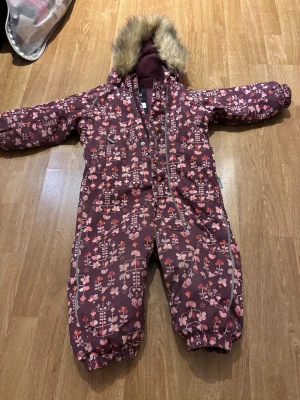 Reima overall obs hål i ben - Reima overall i fint använt skick. Men är tyvärr trasig i benet se bild samt att den är lite nött i rumpan.