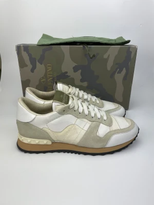 Valentino rockrunners  - BLACK FRIDAY REA!! Valentino skor. Hör av dig vid frågor