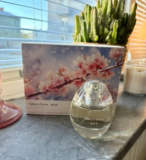 Sakura Snow Eau de Parfum - Fräsch och stilren parfym med inspirerande design. Volym: 50ml. Perfekt för dig som vill ha något unikt och snyggt i samlingen. Sprayad enstaka gånger 