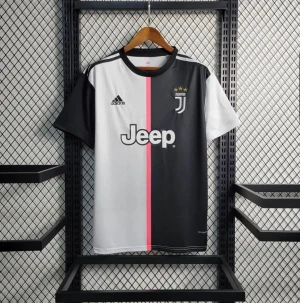 Juventus Adidas fotbollströja XL - Juventus matchtröja från Adidas i svart och vitt med rosa detalj i mitten. Klassisk rund hals, korta ärmar och broderade loggor. Jeep som sponsor på bröstet och tre stjärnor ovanför klubbmärket. Tillverkad i lätt och ventilerande funktionsmaterial.