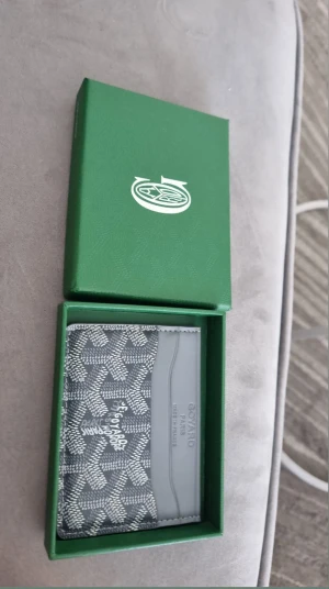 Plånbok - Grå mönstrad plånbok används 9 gånger kan skicka extra bilder och priset kommer alltid att diskuteras 