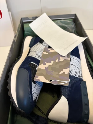Valentino Rockrunners  - Säljer mina marinblåa Valentino Rockrunners i storlek 42. Skorna är helt oanvända – endast provade inomhus. Kommer i nyskick och är redo för ny ägare! Allt og medföljer!🙌 priset kan diskuteras!