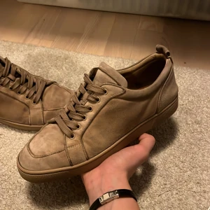 Christian Louboutin Rantulow ljusbrun - Hej! Säljer dessa Christian Louboutin Skor i modellen Rantulow! Färg: ljusbrun, skick: rätt så bra skick utanpå men inuti vid den främre delen är det slitet. (Märks inte dock). Nya innersulor. Dustbags medföljer om man vill det! Storleken är 42 men passa bäst på dig som har 43-44 ish. Skriv vid minsta intresse 🤝