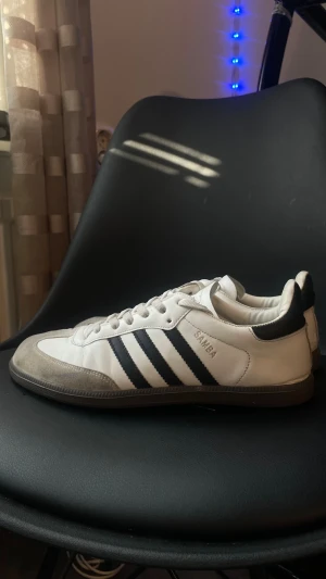 Adidas Samba vita sneakers - Adidas samba skor i bra skick lite crease men inget synligt på långt håll.