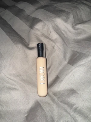Dior Backstage Concealer 0W - Hej, säljer denna concealer från dior då jag beställde fel färg och det gick tyvärr inte att göra en retur då jag öppnade boxen. Själva concealern har aldrig öppnats så den är helt ny. Dior Backstage Flash Perfector Concealer i nyansen 0W. Ljus, neutral ton med krämig formula. Kommer i en smidig tub med silverlock och tydlig Dior-logga. Perfekt för att täcka mörka ringar och ojämnheter. Lyxig känsla och enkel att applicera. Skriv om ni har någon fråga💕