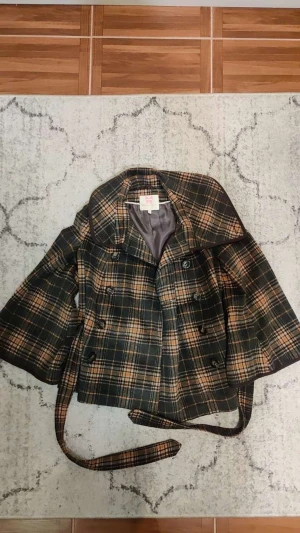 Trendig kappa från Miss Real - Snygg kappa från Miss Real med bred krage och bälte i midjan. ❤️