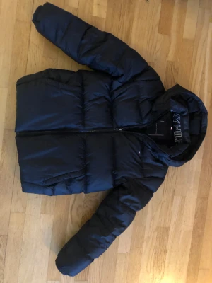 Tommy Hilfiger dunjacka strl 152 - Jättefin Tommy Hilfiger Essential dunjacka. Endast använd ett fåtal ggr. Strl 152 - junior. Nypris ca 2000 kr nu 500 kr