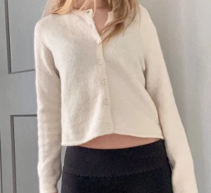 Vit kofta - Säljer en vit kofta från Gina med knappar, i en lite kortare modell. Materialet är en ullblandning så den är ganska varm, perfekt nu till vintern. Säljer då den aldrig används 💗