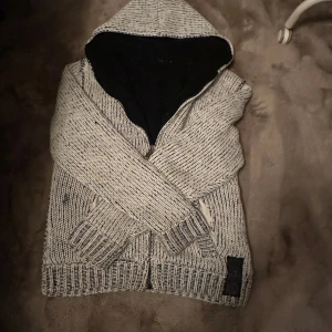 Stickad cardigan päls vintage.  - Lappen med märket är borta tyvärr. Det är väldigt fint skick och en perfekt cardigan att ha nu i kallare dagar. Den sitter som en M. Tveka inte på att ställa frågor.