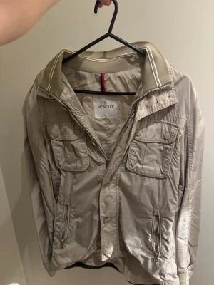 Moncler field jacka - Moncler field jacka i storlek 2! Självklart äkta och i galet bra skick 😁🙏