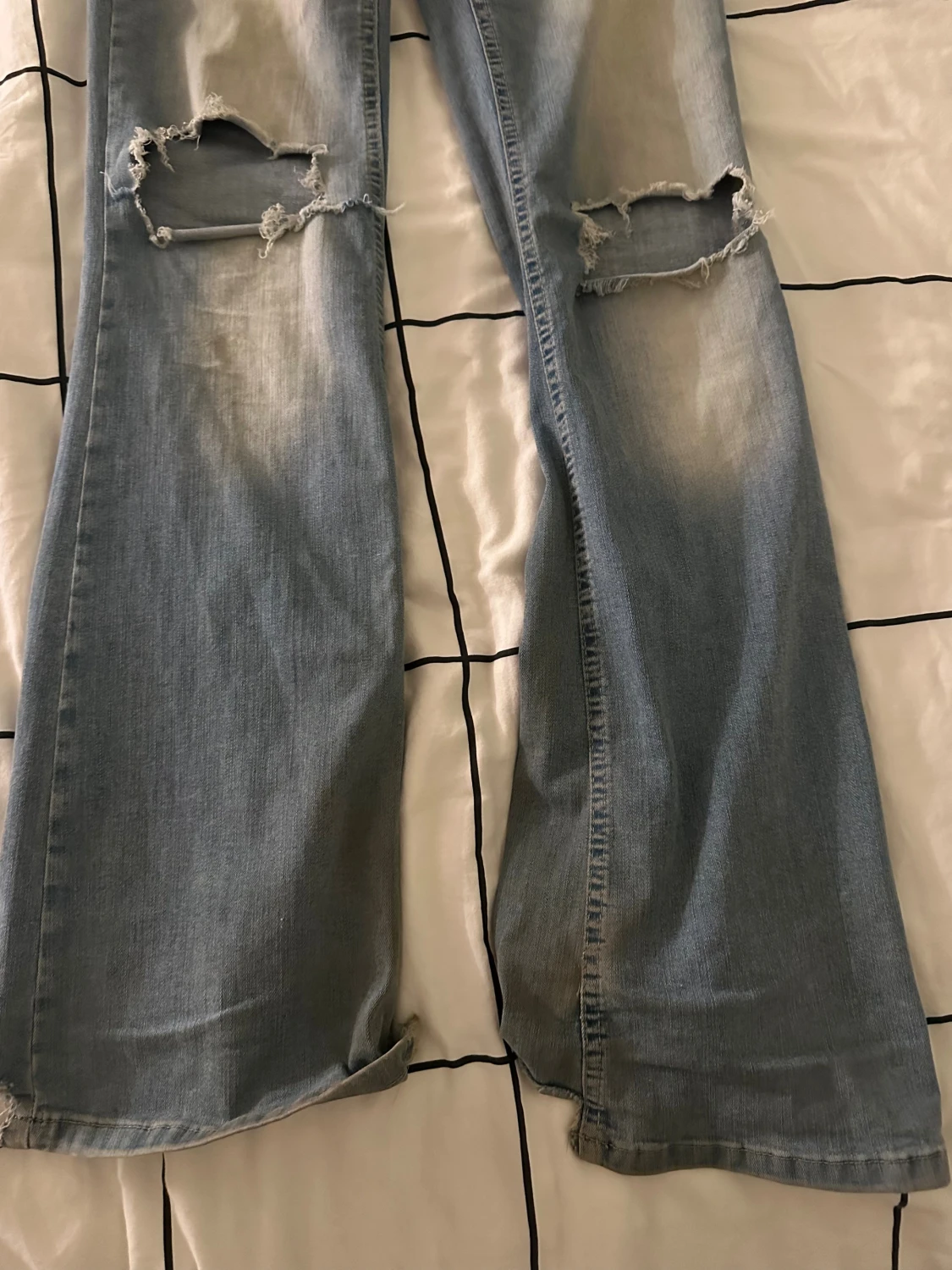 Ljusblå bootcut jeans med hål - 3