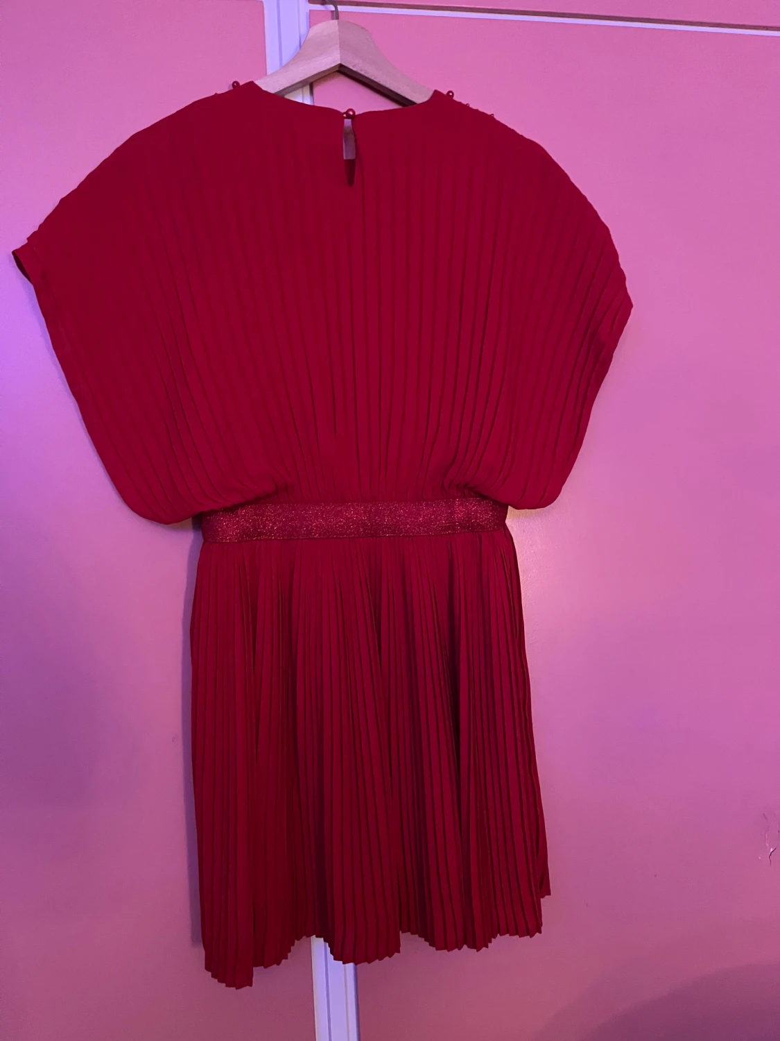Röd plisserad klänning från Lindex - 1
