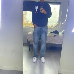 Mörkblå stickad tröja från Ami - Mörkblå stickad tröja från Ami. Riktigt bra skick. Säljer pga jag behöver pengar 