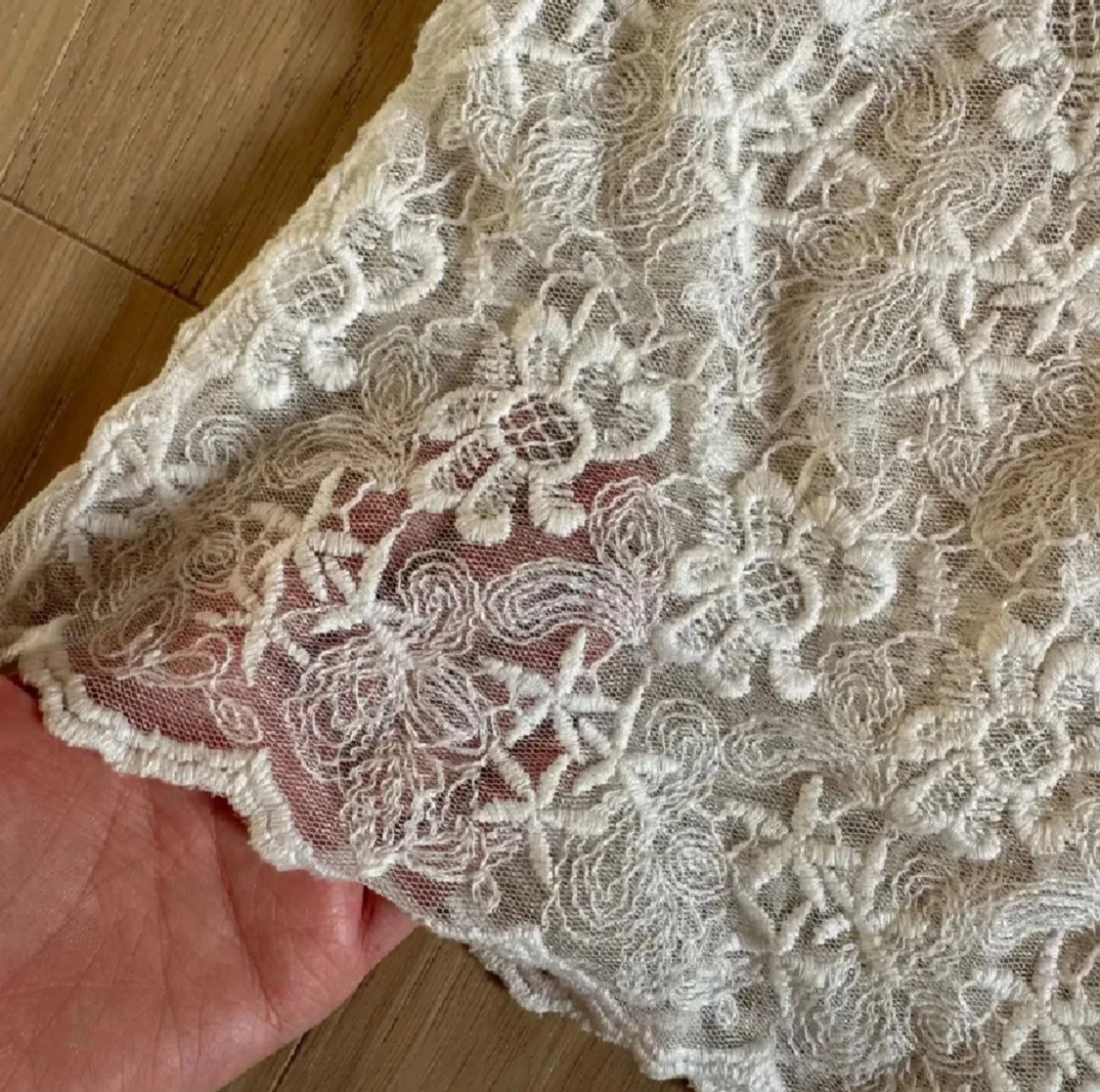 Vit spetsblus med blommönster - 2