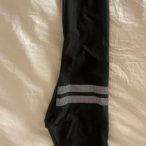 Svarta träningsleggings - Svart snygga träningstighs från stronger!🩷