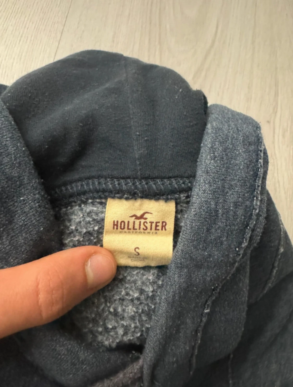 Mörkgrå hoodie från Hollister - 3