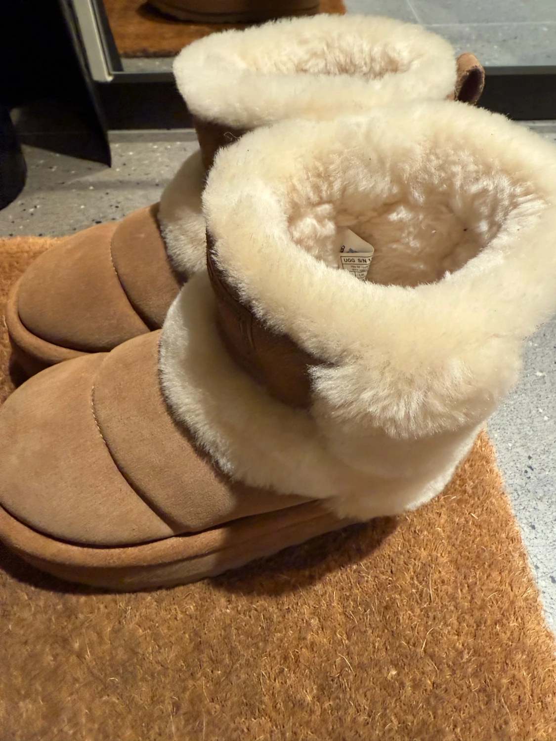 UGG boots i beige mocka och ull - 2