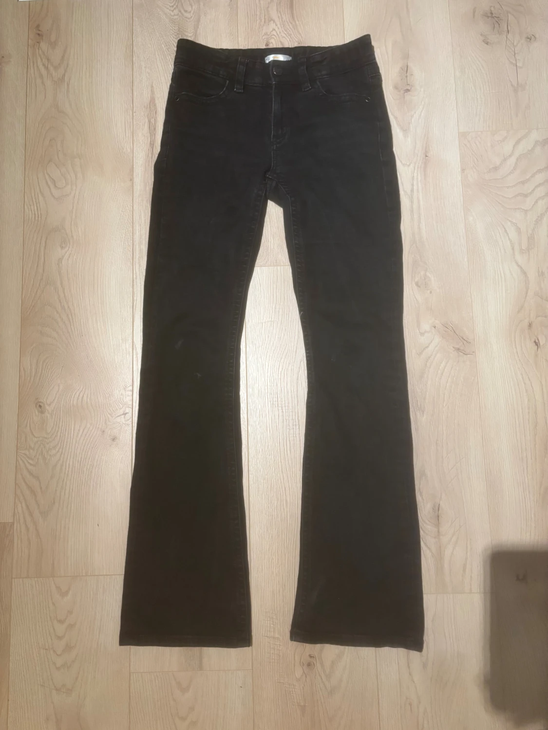 Svarta bootcut jeans med fickor 