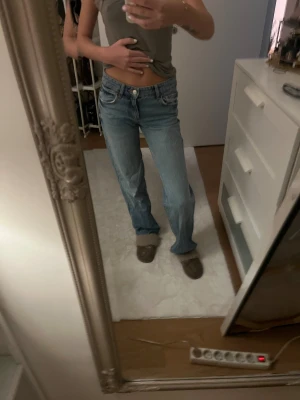 Lågmidjade jeans - Lågmidjade jeans som är långa i längden. Jag har använt dom en gång men tyvärr så kommer dom inte till användning 