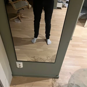Svarta skinny jeans från Dondup, W30 - Säljer ett par svarta jeans från Dondup i modellen JY105, storlek W30. Jeansen har en skinny passform med smal siluett och klassiska fickor. Materialet är jeans och de har en diskret logga på fickan samt tryckt text på insidan av linningen.