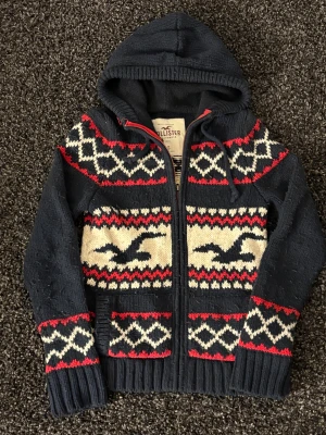 Hollsiter kofta - sjukt sällsynt! - 🔥 Extremt eftertraktad Hollister-hoodie, stl S, skick 8/10 🔥 Black Week-REA! Passa på medan priset är sänkt – det här är en av Hollisters mest populära modeller och den dyker nästan aldrig upp. Sitter perfekt, sjukt snygg och funkar till ALLT.  Den här kommer försvinna direkt – folk brukar köpa såna här på sekunder. Först till kvarn. Köp nu innan någon annan hinner före!  